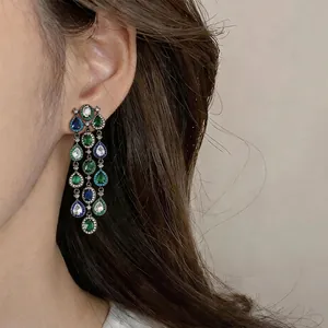 Elegante Ohrringe mit Zirkonia-Wassertropfen und blauen sowie grünen Edelsteinen