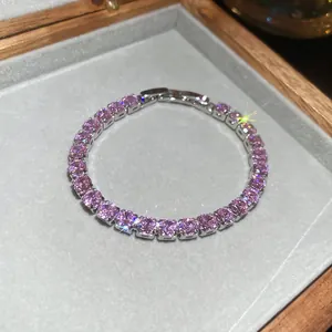 Detailansicht eines funkelnden rosa Zirkon-Tennisarmbands in einer Samt-Schmuckschatulle.