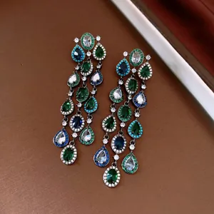Detailansicht von eleganten Zirkon-Quastenohrringen mit tropfenförmigen Steinen