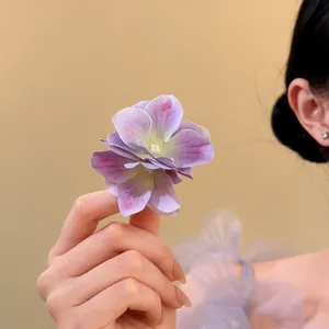 Dettaglio molletta per capelli ortensia viola per stile vacanze al mare