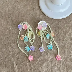 Detailansicht eleganter Blumentastel-Ohrringe mit bunten, lichtdurchlässigen Blüten
