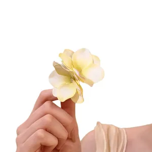 Elegante fermaglio per capelli a fiore giallo perfetto per le vacanze e lo styling estivo