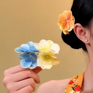 Dettaglio di fermagli per capelli a fiore colorati per donna con stile vacanza vivace