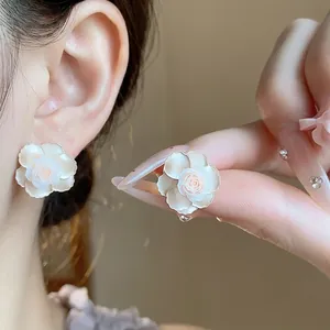 Boucles d'Oreilles Clous Fleur en Résine Style Chinois Moderne Avec Tige en Argent Sterling 925 Boucles d'Oreilles Camélia Blanc Crème pour Femme