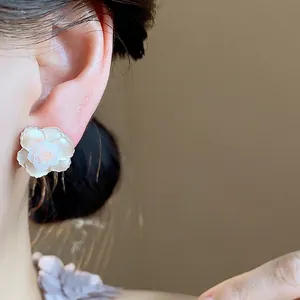 Boucles d'oreilles camélia en résine blanche avec un design minimaliste et sophistiqué