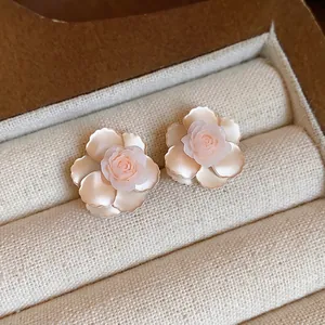 Élégantes boucles d'oreilles fleur en résine crème avec pétales multicouches en boîte