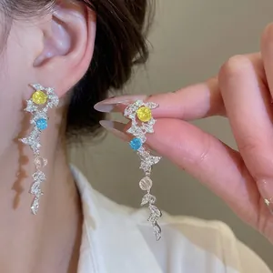 Boucles d'Oreilles Pendantes Longues à Gland en Forme de Feuille de Zirconia Étincelant en Cuivre Incrusté de Pierres Précieuses pour Femmes