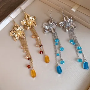Eleganti orecchini a pendente con nappe in cristallo floreale in oro e argento.