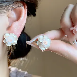 Gros plan détaillé d'élégantes boucles d'oreilles camélia en résine pour femme
