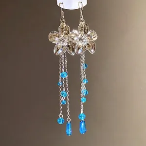 Eleganti orecchini a nappa con fiori e perle di cristallo blu con finitura argento lucido
