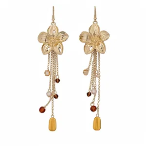 Eleganti orecchini a fiore d'oro con nappe di cristallo e pendente a perla da donna
