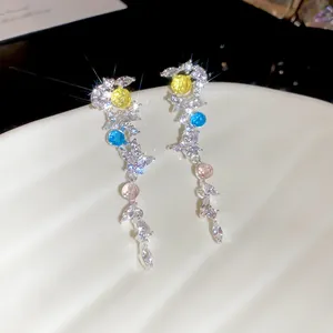Gros plan détaillé de boucles d'oreilles feuilles en zircon scintillant avec pierres colorées