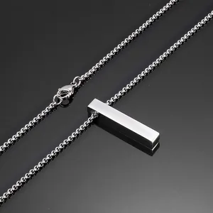Collana con ciondolo a barra quadrata in acciaio al titanio argento lucido unisex