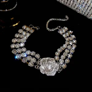 Elegante dreilagige Strass-Halskette mit großer Blume in der Mitte für Damen im Silber-Look
