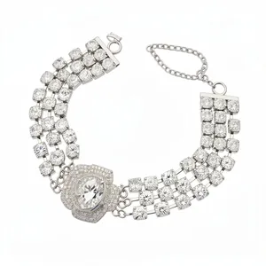 Exquisite dreilagige funkelnde Strass-Halskette mit elegantem ovalen Mittelstück-Design.