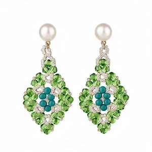 Pendientes elegantes de rombo de cristal verde con perlas blancas y cuentas turquesas