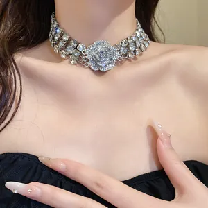 Detailansicht eines eleganten, funkelnden dreilagigen Strass-Chokers mit Rosenmotiv