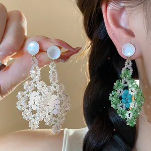 Pendientes colgantes de rombo hechos a mano con cuentas de vidrio y cristales