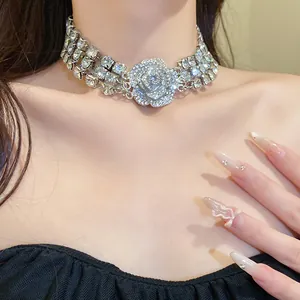 Detailansicht eines funkelnden dreilagigen Strass-Chokers mit zentralem Blumenmotiv.