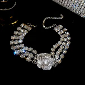 Detailansicht der schimmernden dreilagigen Strass-Halskette mit zentralem Blumenmotiv