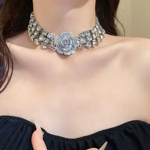 Nahaufnahme eines eleganten dreilagigen Strass-Chokers mit funkelndem zentralen Blumenmotiv