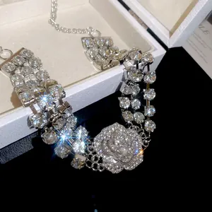 Makro-Detailansicht der eleganten dreireihigen Strass-Blumenhalskette in Geschenkbox