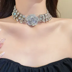 Detailansicht eines funkelnden dreireihigen Silber-Chokers mit Kristallrosen-Motiv