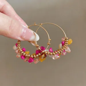 Orecchini a cerchio boho dorati con pietre colorate irregolari e perline dorate lucide