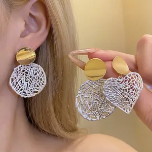 Vintage Legierung Herz hohl Anhänger Ohrringe Mit Silber Ohrringpfosten Gold Und Silber Zweifarbiger Geometrischer Schmuck Für Damen