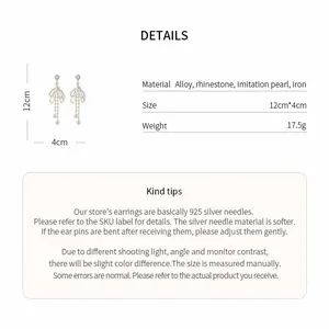 Vue détaillée d'élégantes boucles d'oreilles nœud avec strass et perles d'imitation