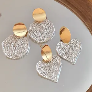 Vintage Herz- und runde hohle strukturierte Hängeohrringe mit goldenen Akzenten
