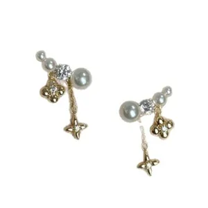 Eleganti orecchini placcati oro 18K con perle e ciondoli a nappa floreale