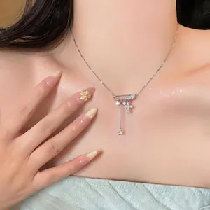 Elegante collana in argento con ciondoli a croce, stella e perla in zircone per donna