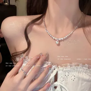 Élégant collier en argent de style français avec perle en forme de goutte étincelante