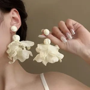 Französischer Urlaubsstil Große Maschen Blumen Quasten Ohrringe Für Damen Handgefertigte Stoff Blumenohrstecker Schmuck