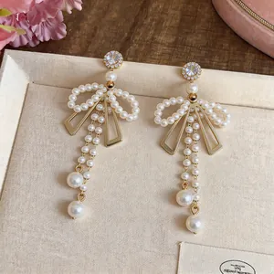 Vue détaillée d'élégantes boucles d'oreilles nœud perle de style français avec cristaux