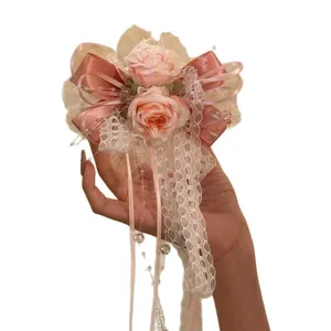 Barrette à cheveux élégante en dentelle rose avec roses et perles pendantes délicates