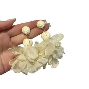 Handgefertigte weiße Netzblumen-Quastenohrringe für den eleganten französischen Stil