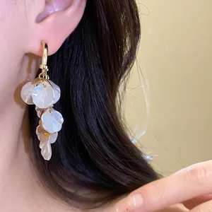 Élégantes boucles d'oreilles pampilles en coquillage plaquées or 18 carats au design chic