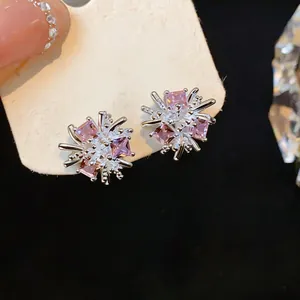 Vista macro dettagliata di eleganti orecchini a lobo rosa a forma di zucchero e argento