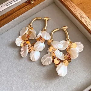 Élégantes créoles plaquées or 18 carats avec de délicates franges en nacre blanche