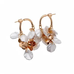 Élégantes boucles d'oreilles créoles plaquées or 18 carats avec pétales de coquillages blancs