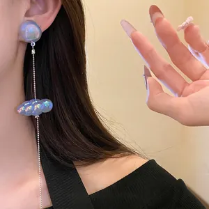 Orecchini a nappa a nuvola in acrilico iridescente con aghi d'argento per un look audace