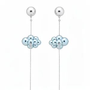 Orecchini a nappa con nuvola in acrilico blu e perno argento su sfondo bianco