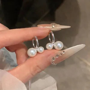 Nahaufnahme französischer Silber-Ohrringe mit doppeltem Perlen-Design im Vintage-Stil