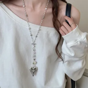 French Vintage Long Artificial Pearl Heart Pendant Necklace Alloy Bow Relief Heart Sweater Chain For Women Elegant Jewelry