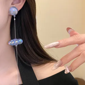 Dettaglio di orecchini a nappa con nuvola in acrilico con perno in argento elegante