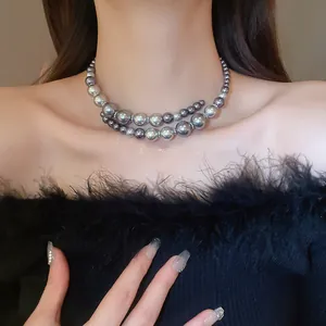 Elegante graue Perlen-Choker-Halskette im franzosischen Stil mit Metallperlen am Model