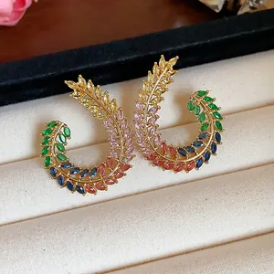 Dettaglio macro di eleganti orecchini a spiga con zirconi cubici multicolore