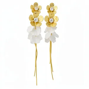 Boucles d'oreilles fleurs dorées avec pétales en résine blanche et longs pompons bijoux.